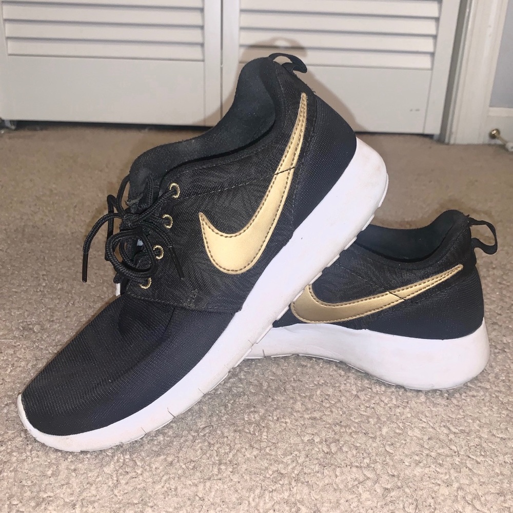 NIKE ROSHE